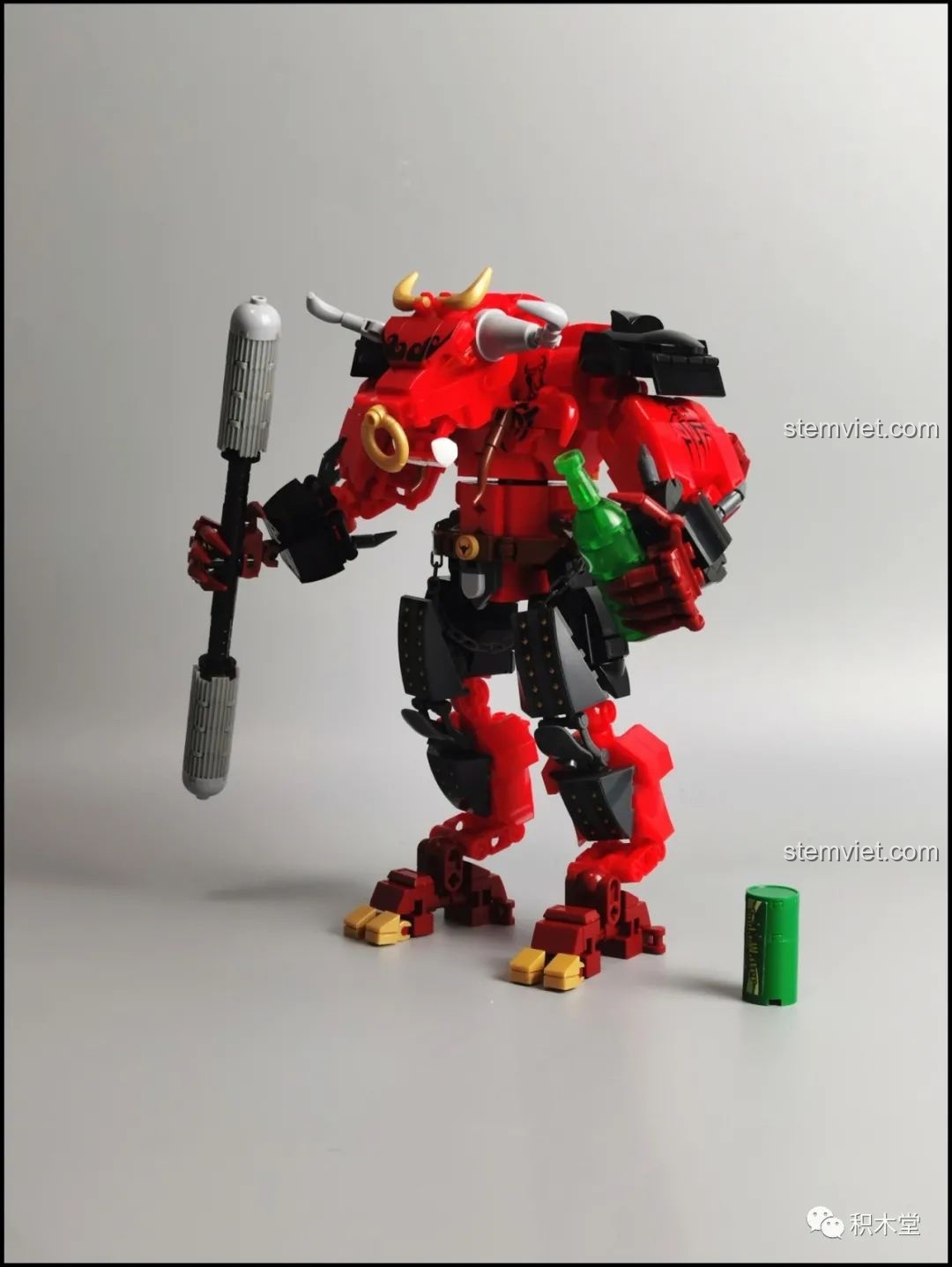 Mô hình Robot Ngưu Ma Vương Sluban M38-B1008 đã hoàn thành, chụp từ góc nghiêng bên phải.