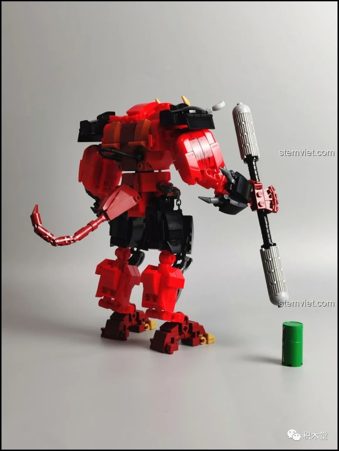 Mô hình Robot Ngưu Ma Vương Sluban M38-B1008 đã hoàn thành, chụp từ góc sau nghiêng.