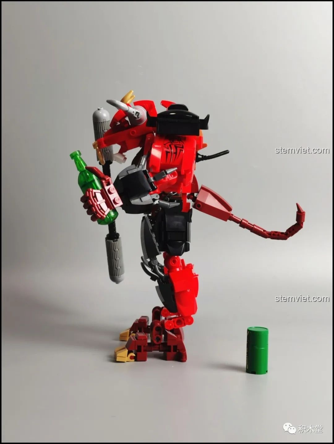 Mô hình Robot Ngưu Ma Vương Sluban M38-B1008 đã hoàn thành, tạo dáng cúi người với vũ khí.
