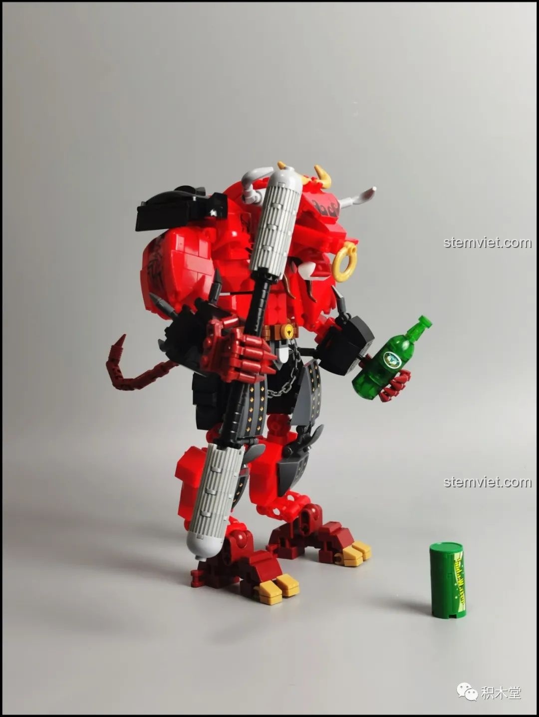 Mô hình Robot Ngưu Ma Vương Sluban M38-B1008 đã hoàn thành, tạo dáng vung vũ khí.