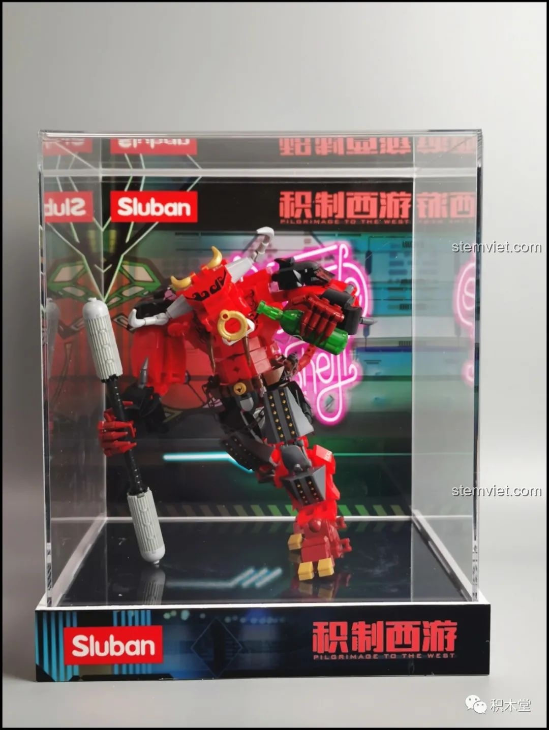 Mô hình Robot Ngưu Ma Vương Sluban M38-B1008 được trưng bày trong hộp acrylic, tạo dáng mạnh mẽ.