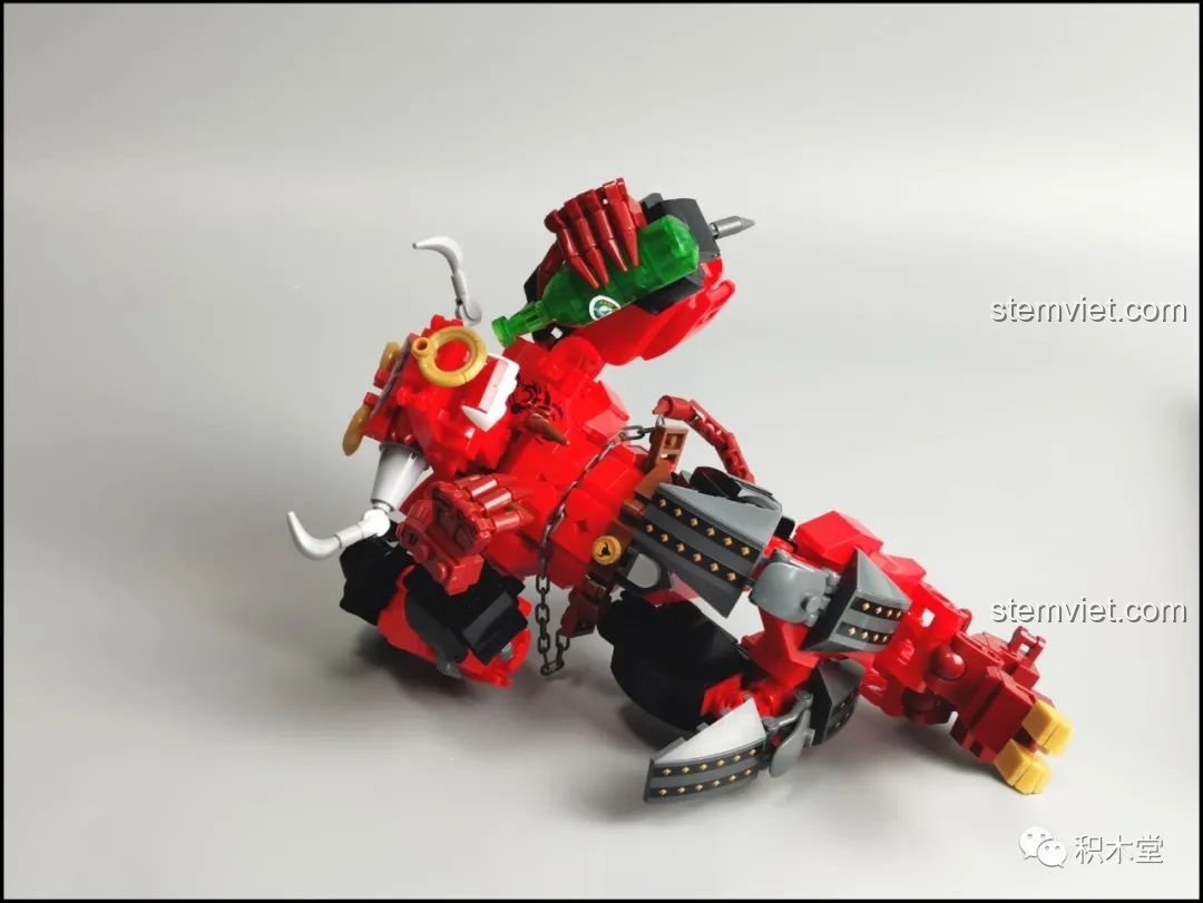 Mô hình Robot Ngưu Ma Vương Sluban M38-B1008 tạo dáng cúi người bên trong hộp trưng bày acrylic.