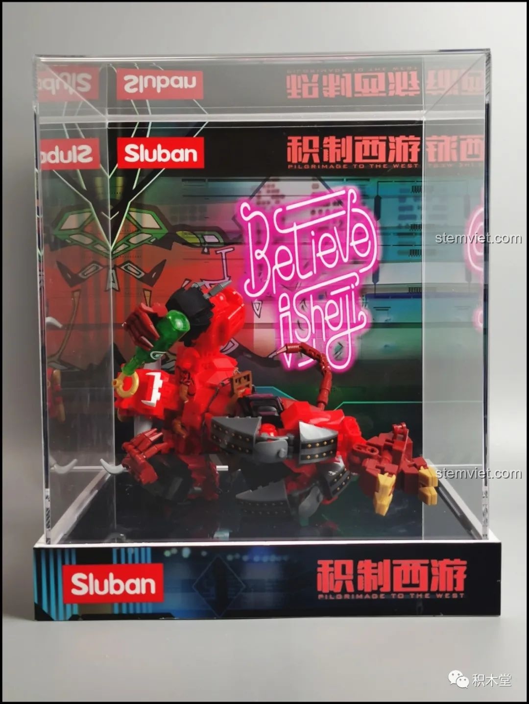 Mô hình Robot Ngưu Ma Vương Sluban M38-B1008 tạo dáng nằm bên trong hộp trưng bày acrylic.