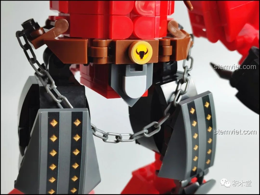 Mô hình Robot Ngưu Ma Vương Sluban M38-B1008 được trưng bày trong hộp acrylic trong suốt, tăng thêm vẻ sang trọng.