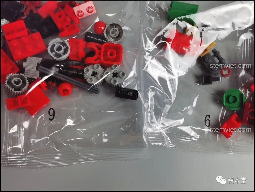 Cận cảnh túi mảnh ghép số 6 và số 9 của bộ lắp ghép Sluban M38-B1008, cần chú ý để phân biệt các chi tiết nhỏ.