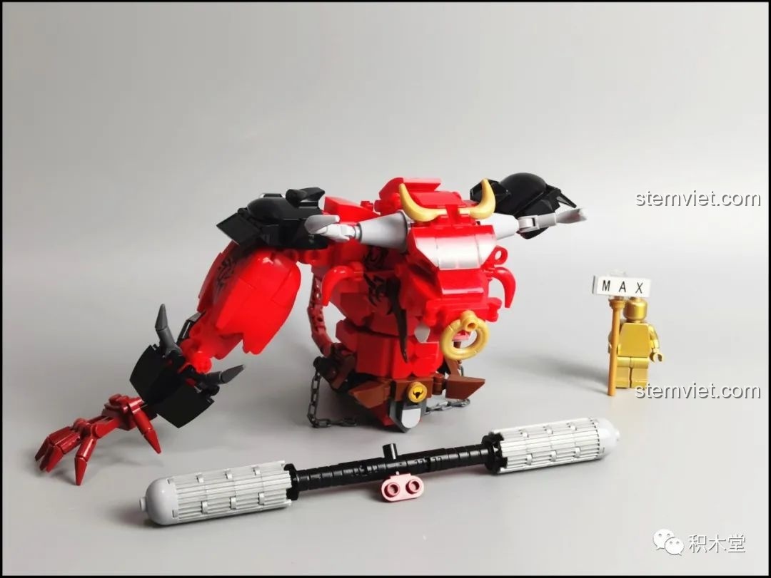 Mô hình Robot Ngưu Ma Vương Sluban M38-B1008 đang trong quá trình lắp ráp, với vũ khí 'lang nha bổng' đã hoàn thiện.