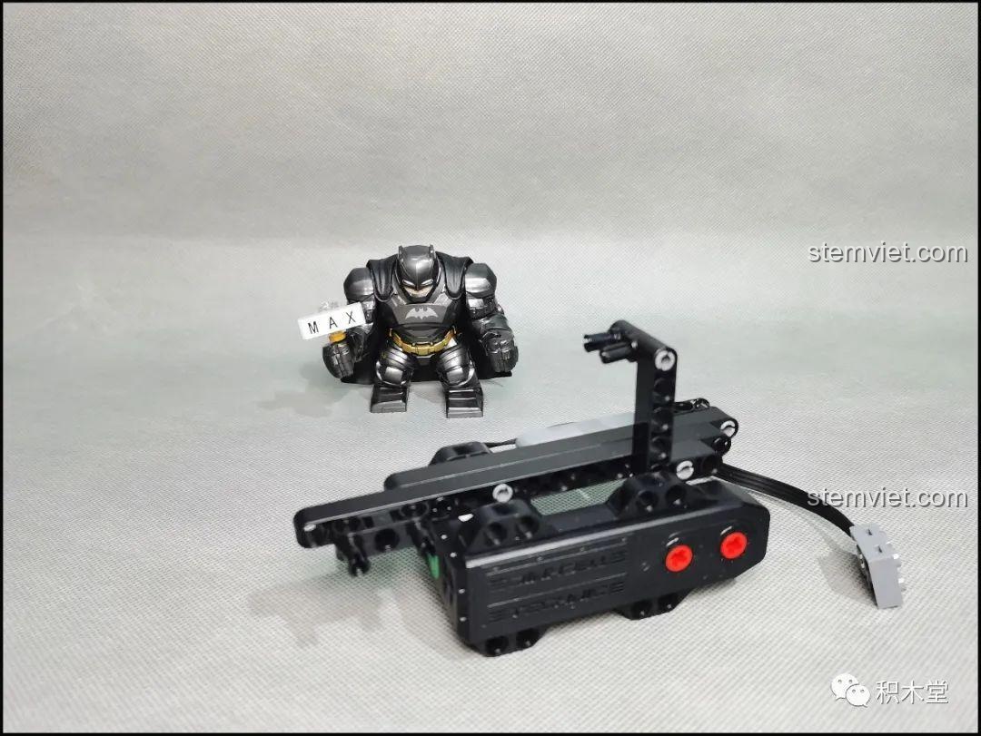 Bước đầu tiên lắp ráp khung gầm của bộ Super 18K K-82 Honda Fit GK-5 Type R, bắt đầu hình thành cấu trúc xe.