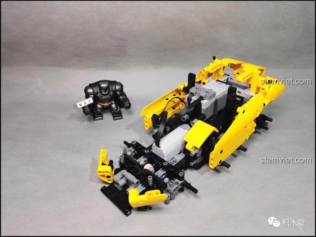 Bắt đầu lắp các chi tiết ngoại thất của bộ Super 18K K-82 Honda Fit GK-5 Type R, xe dần có hình dáng.