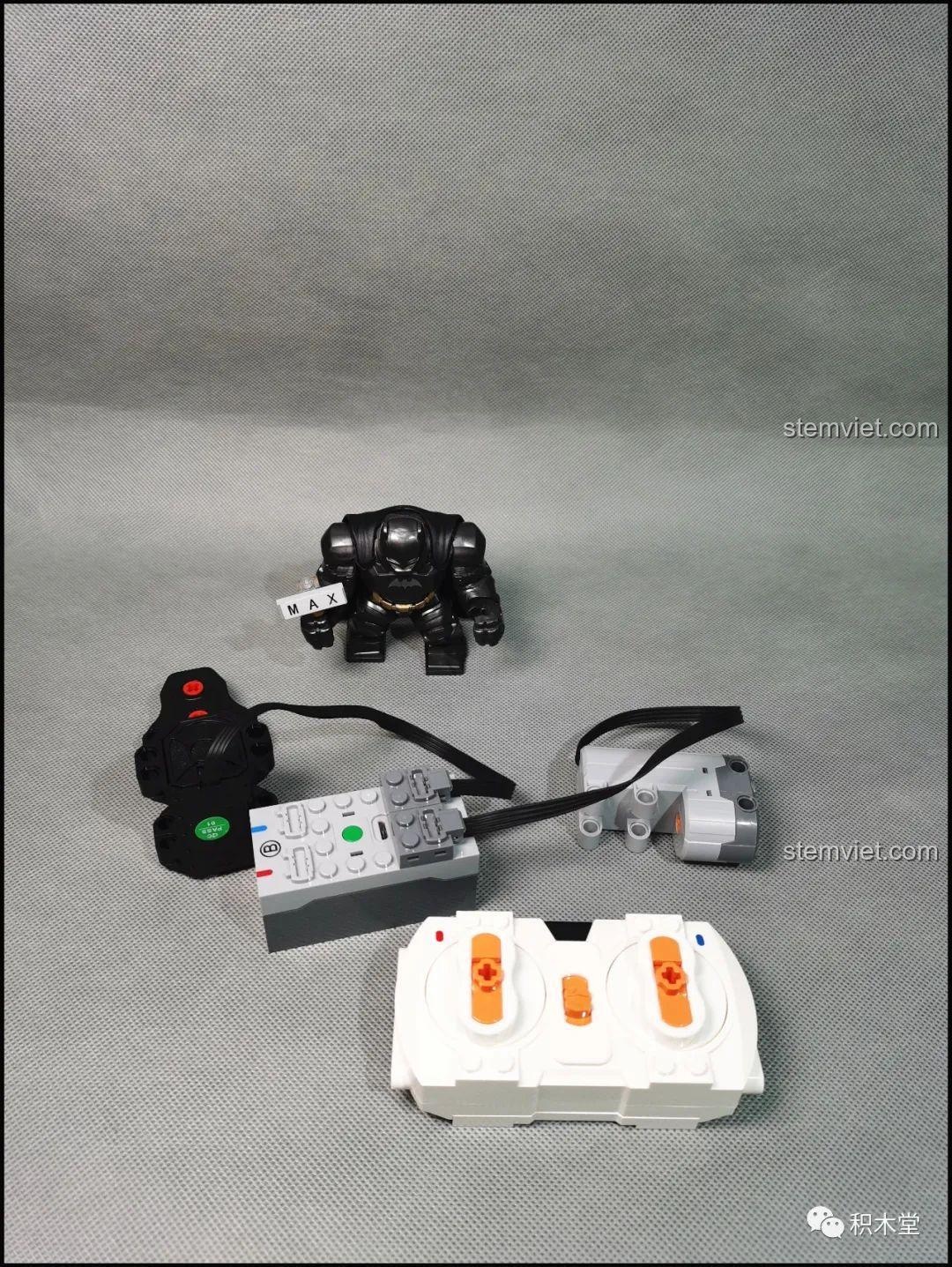 Các bộ phận điện tử chính của bộ lắp ráp Super 18K K-82 Honda Fit GK-5 Type R bao gồm điều khiển, pin và động cơ.