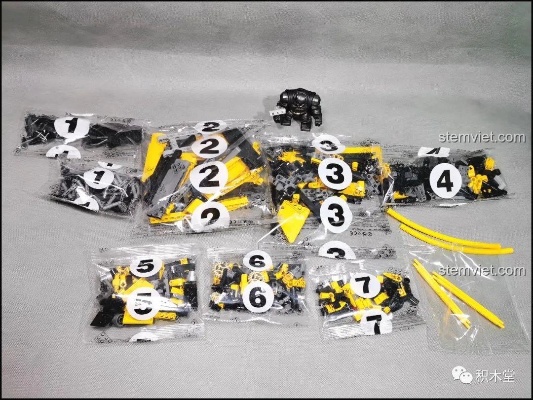 Các túi chi tiết được đánh số của bộ lắp ráp Super 18K K-82 Honda Fit GK-5 Type R, sẵn sàng cho quá trình lắp.