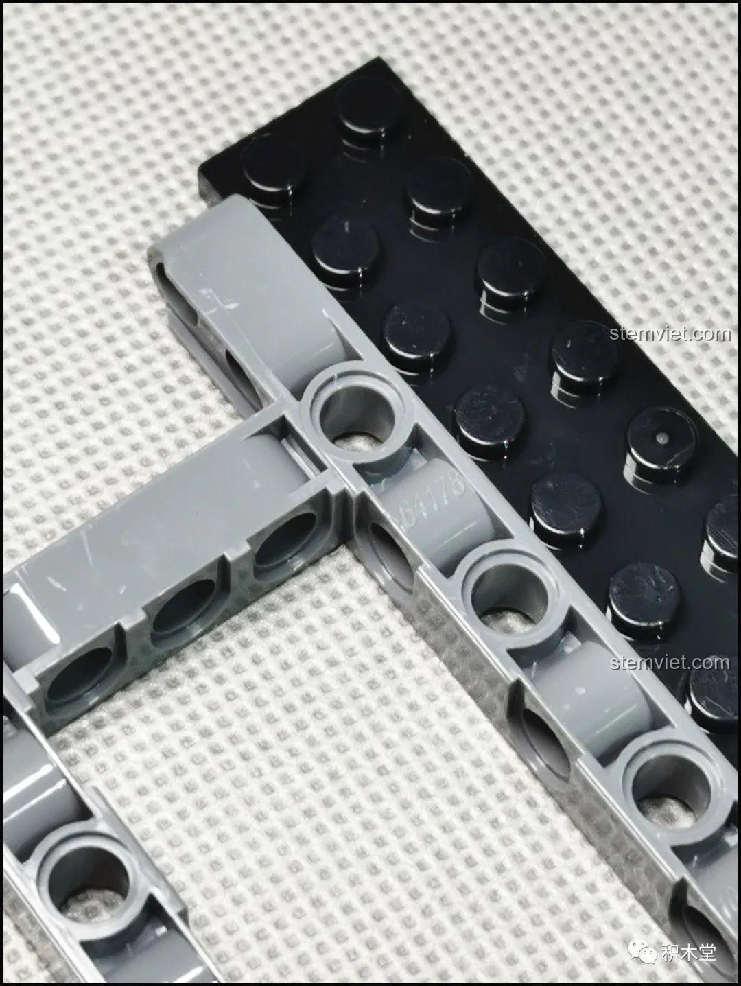 Cận cảnh chất lượng mảnh ghép của bộ lắp ráp Super 18K K-82 Honda Fit GK-5 Type R, cho thấy độ khít và bề mặt.