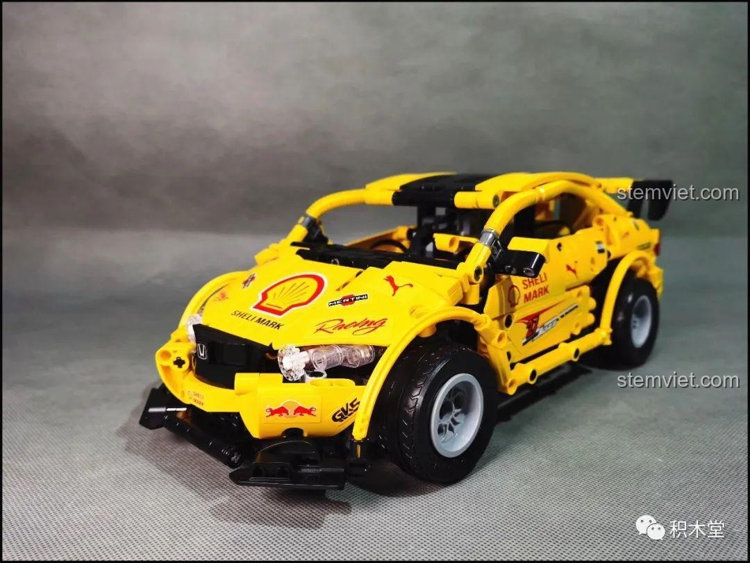 Cận cảnh phần đầu xe của mô hình Super 18K K-82 Honda Fit GK-5 Type R với các sticker và đèn pha.