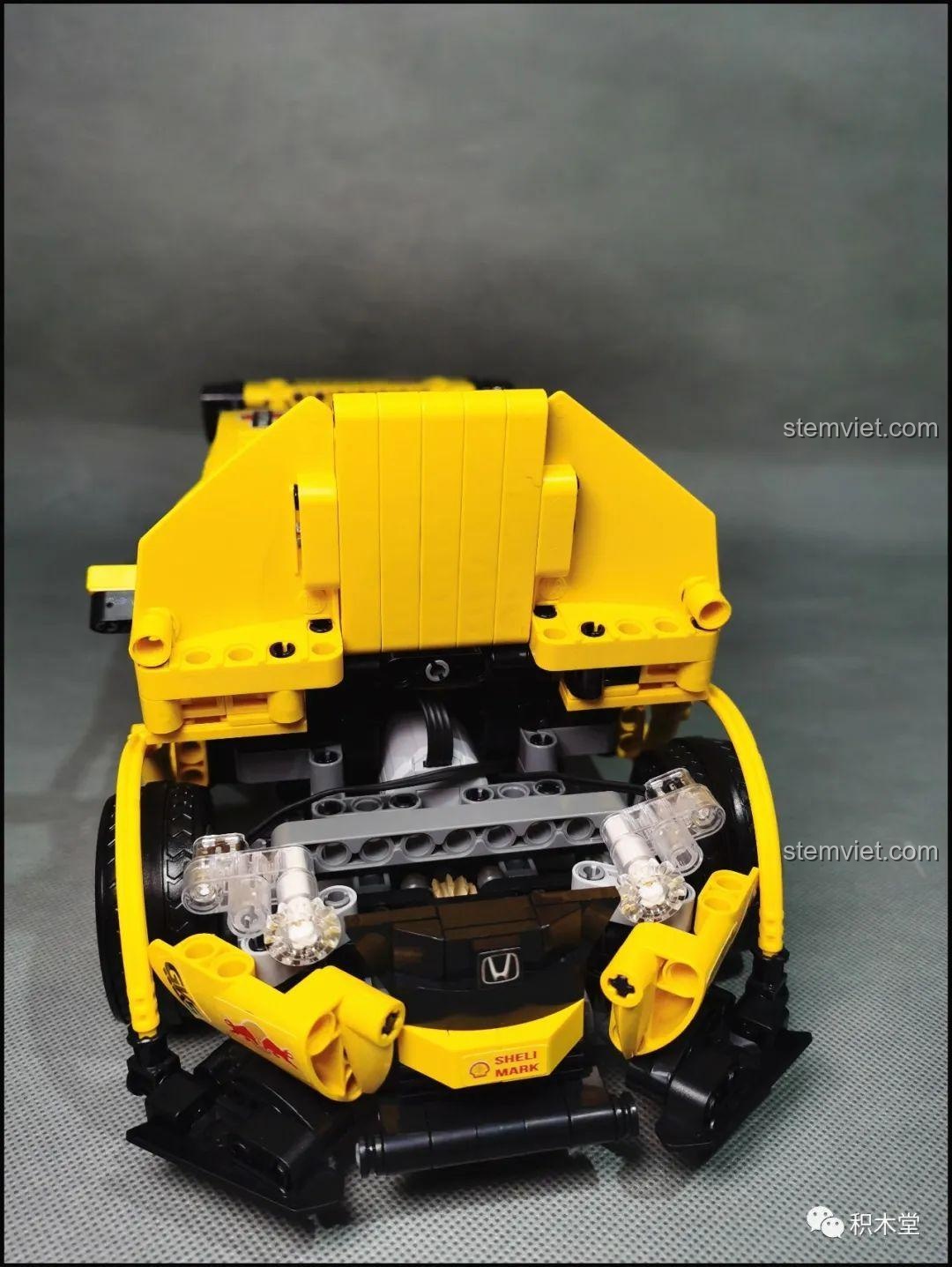 Hệ thống bốn ống xả phía sau của mô hình Super 18K K-82 Honda Fit GK-5 Type R, nhìn rất hầm hố.