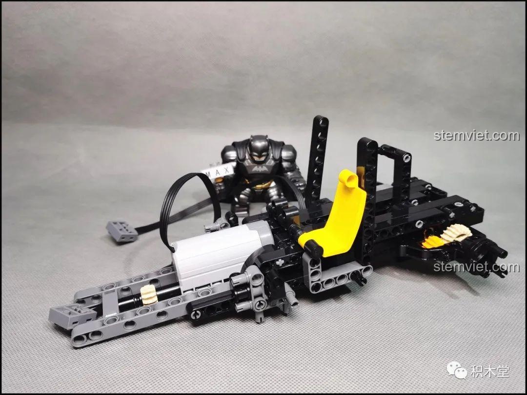 Khung xe của bộ Super 18K K-82 Honda Fit GK-5 Type R đang dần hình thành với các chi tiết động cơ và ghế ngồi.