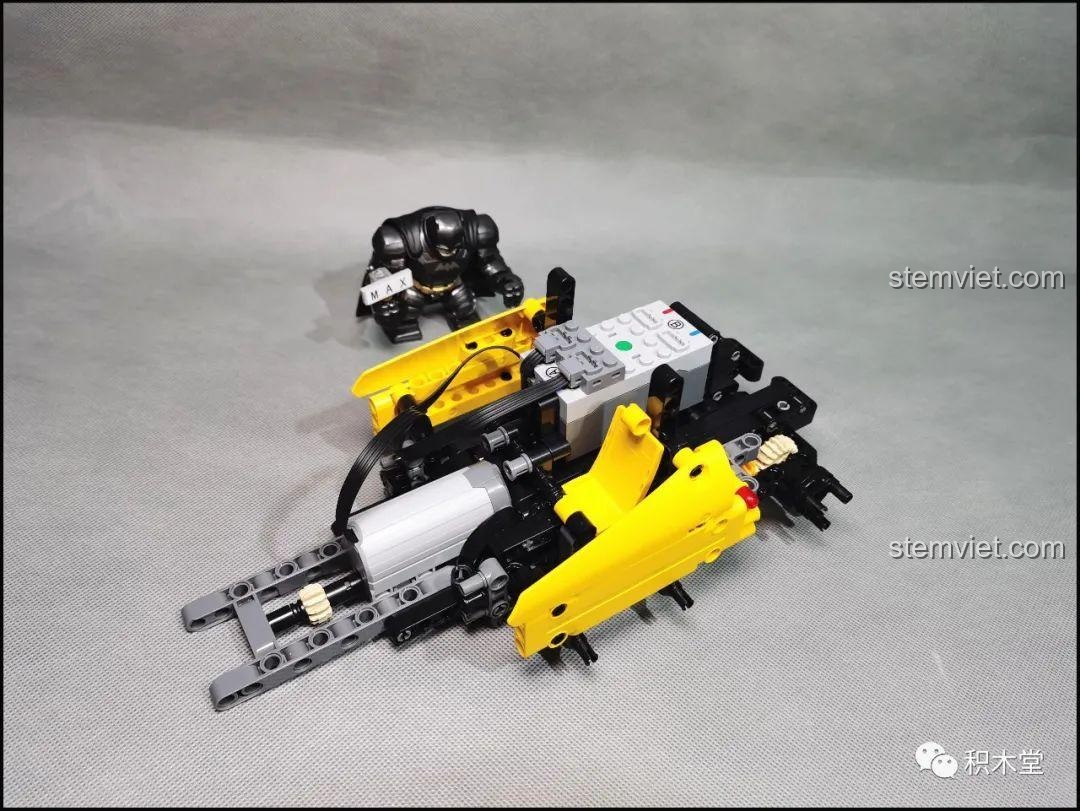 Lắp đặt hộp pin vào khung xe của bộ Super 18K K-82 Honda Fit GK-5 Type R.