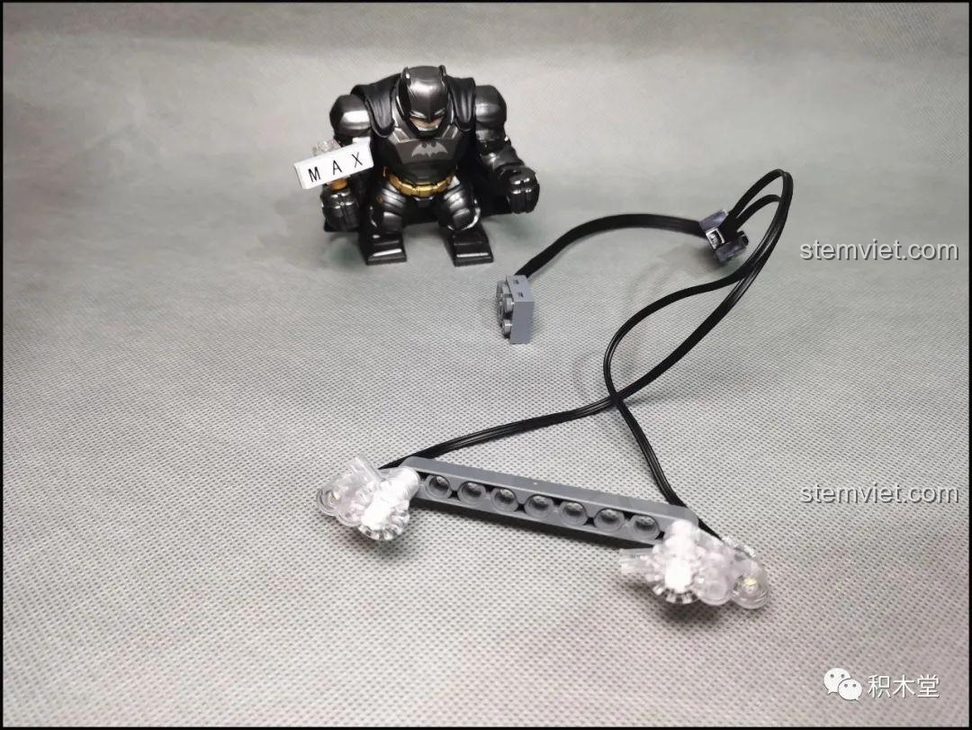 Lắp đặt đèn pha trong suốt của bộ Super 18K K-82 Honda Fit GK-5 Type R, chi tiết đẹp mắt.