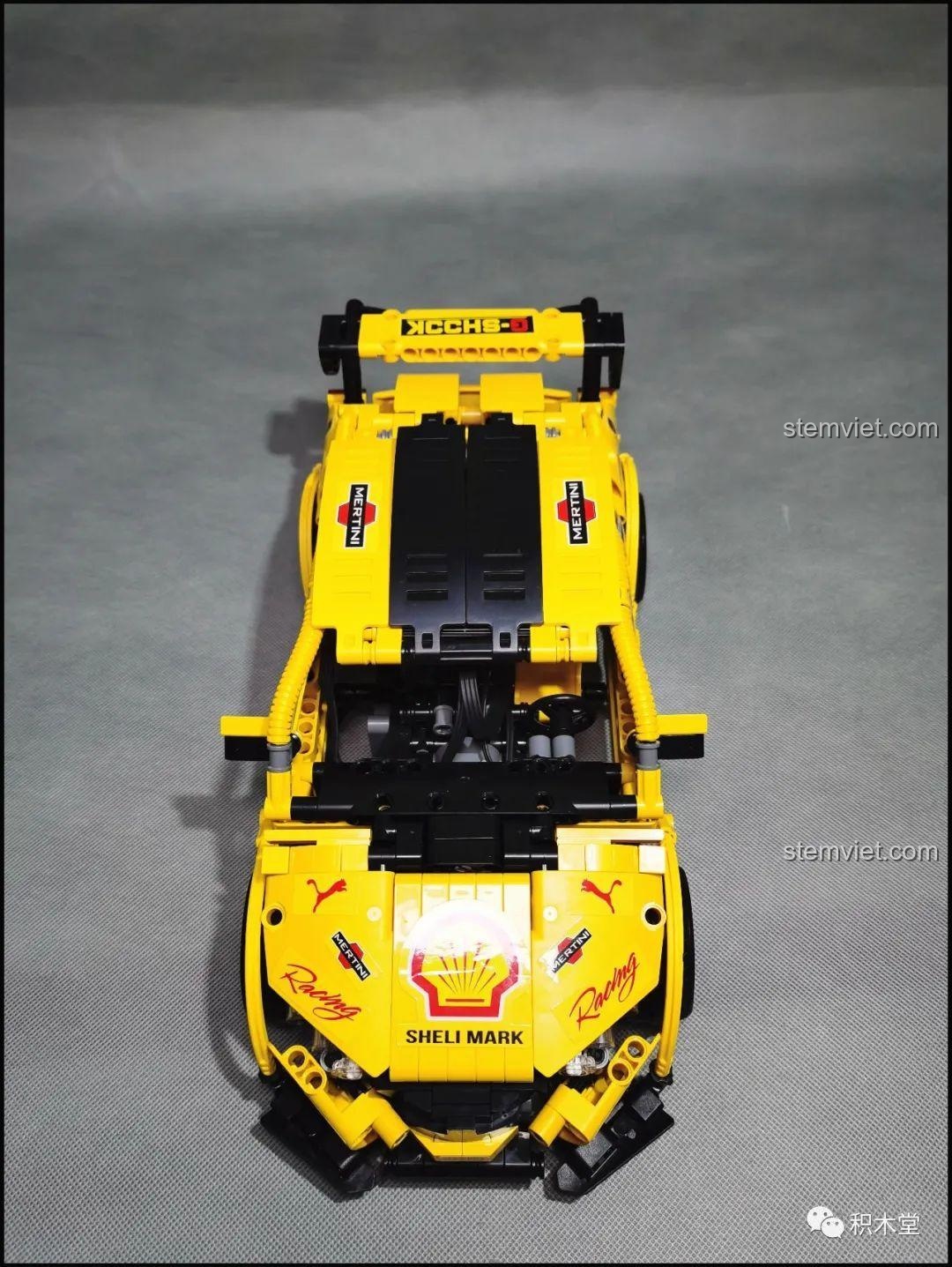 Mô hình Super 18K K-82 Honda Fit GK-5 Type R bật đèn LED sáng rực trong bóng tối, cận cảnh bánh xe.