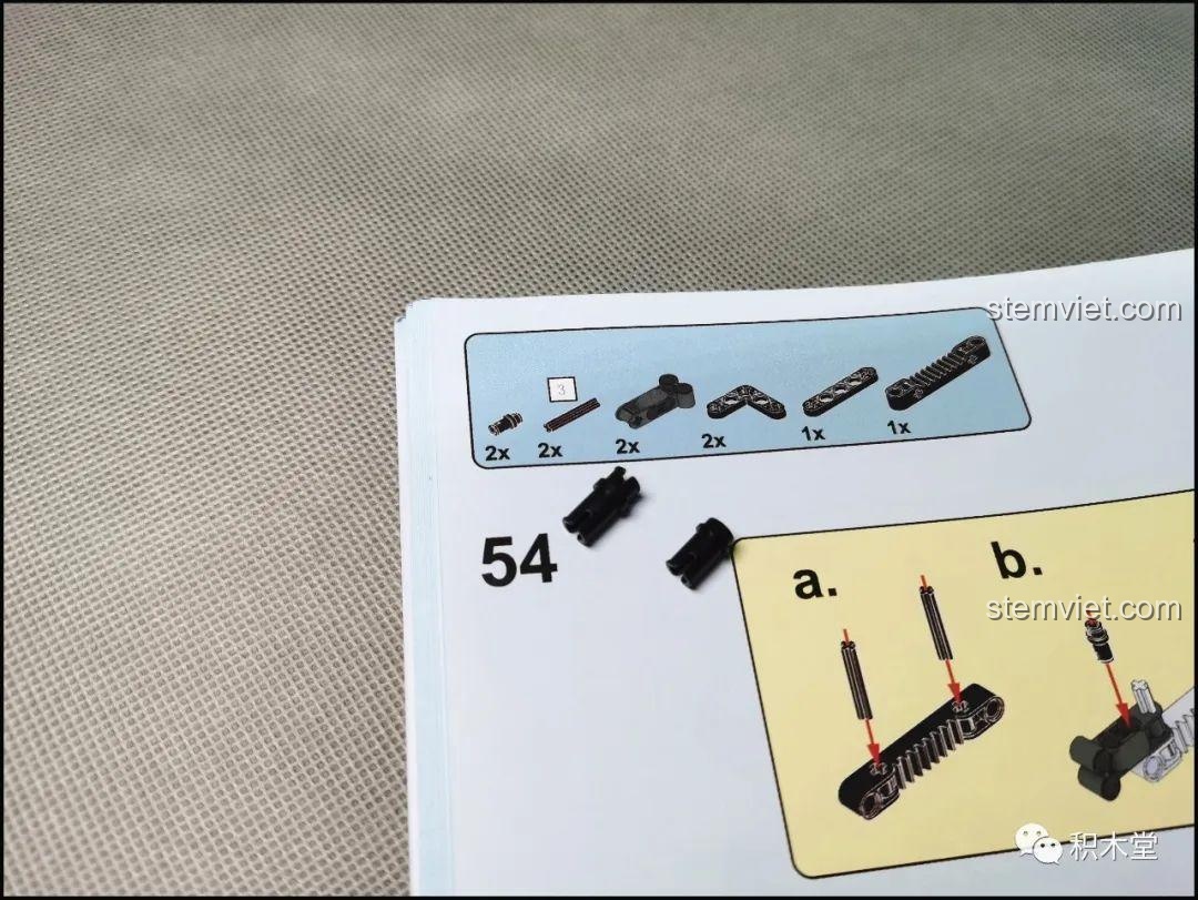 Lưu ý quan trọng ở bước 54 trong sách hướng dẫn của bộ Super 18K K-82 Honda Fit GK-5 Type R với hai chi tiết tương tự.