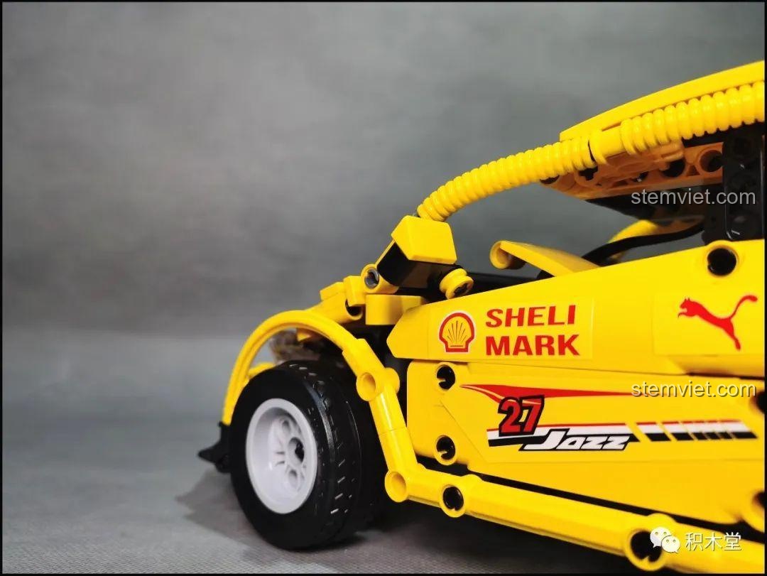 Mẹo dán ngược logo H để biến mô hình Super 18K K-82 Honda Fit GK-5 Type R thành xe Acura.