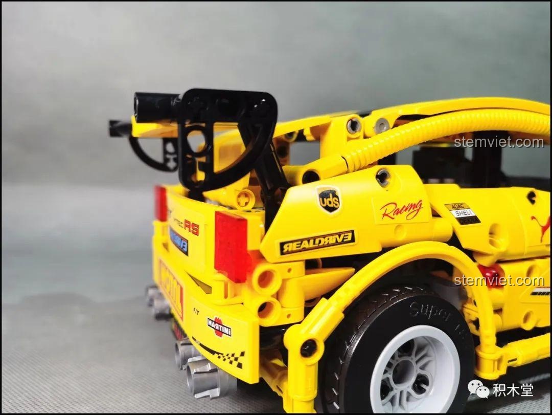 Mẹo tháo lắp để sạc pin dễ dàng cho mô hình Super 18K K-82 Honda Fit GK-5 Type R, nới lỏng chi tiết nóc xe.