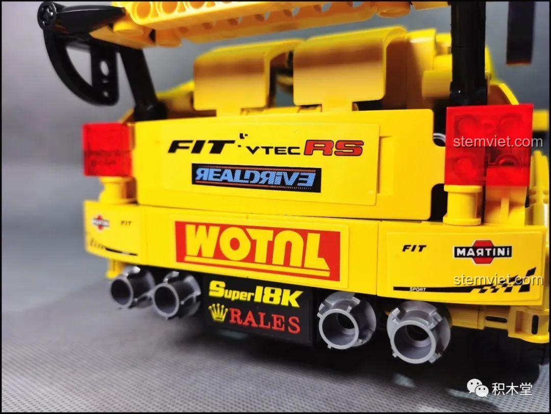 Hình ảnh minh họa cách nới lỏng chi tiết nóc xe để sạc pin cho mô hình Super 18K K-82 Honda Fit GK-5 Type R.