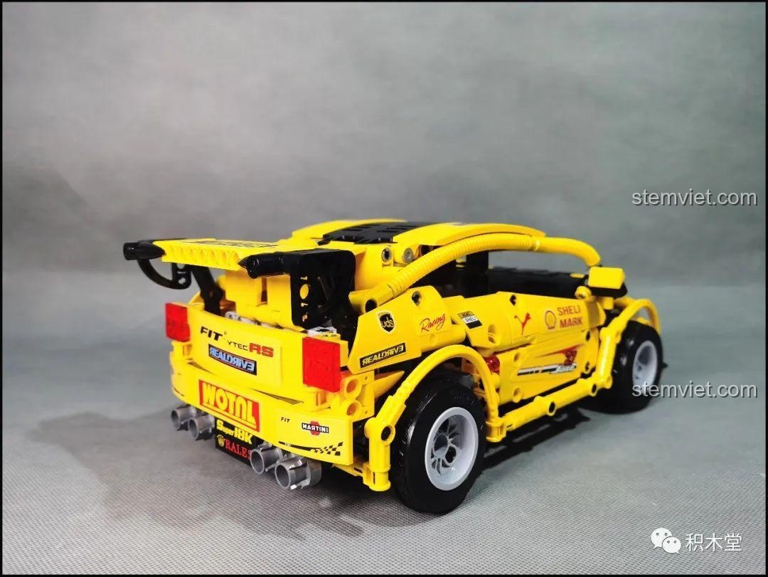 Nắp capo của mô hình Super 18K K-82 Honda Fit GK-5 Type R có thể mở ra, lộ động cơ bên trong.