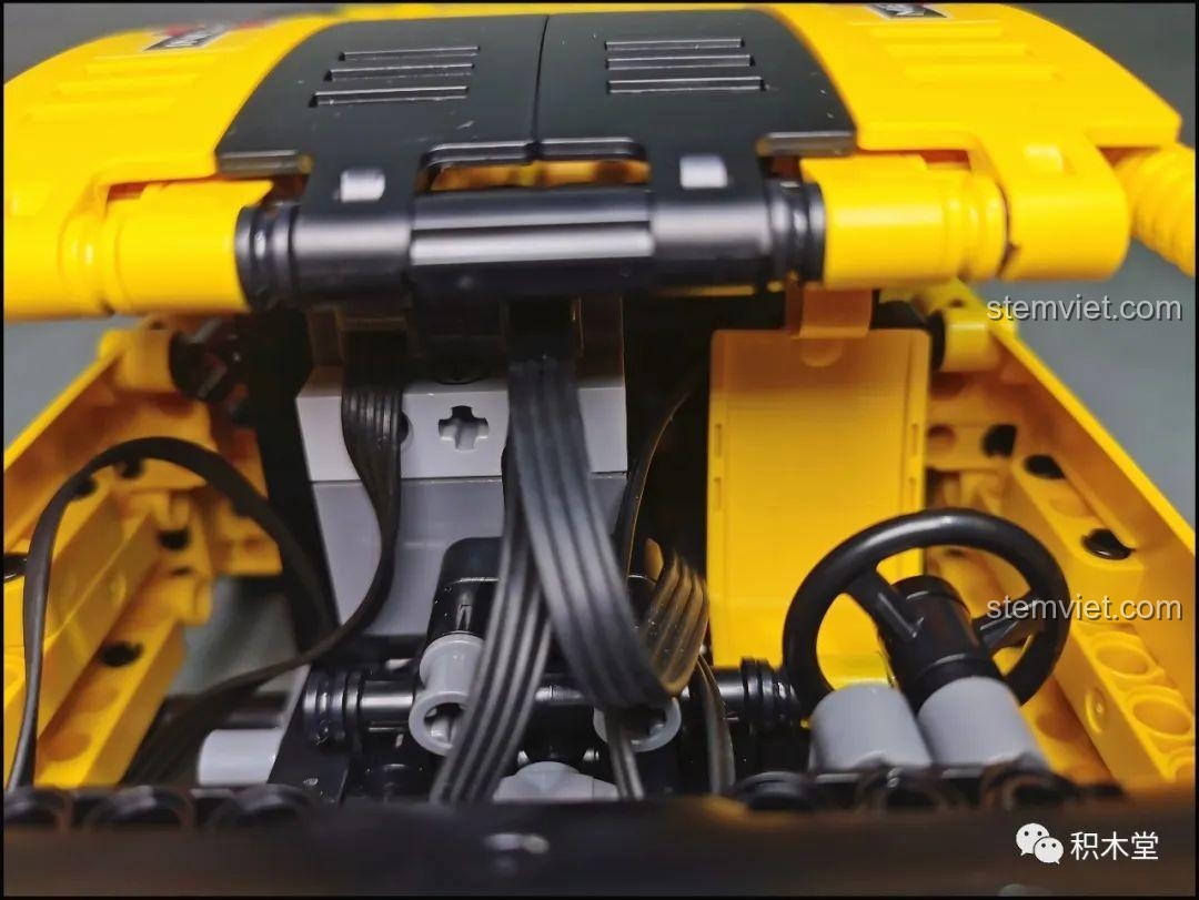 Góc nhìn từ trên xuống khi so sánh mô hình Super 18K K-82 Honda Fit GK-5 Type R với một mô hình xe đua khác.