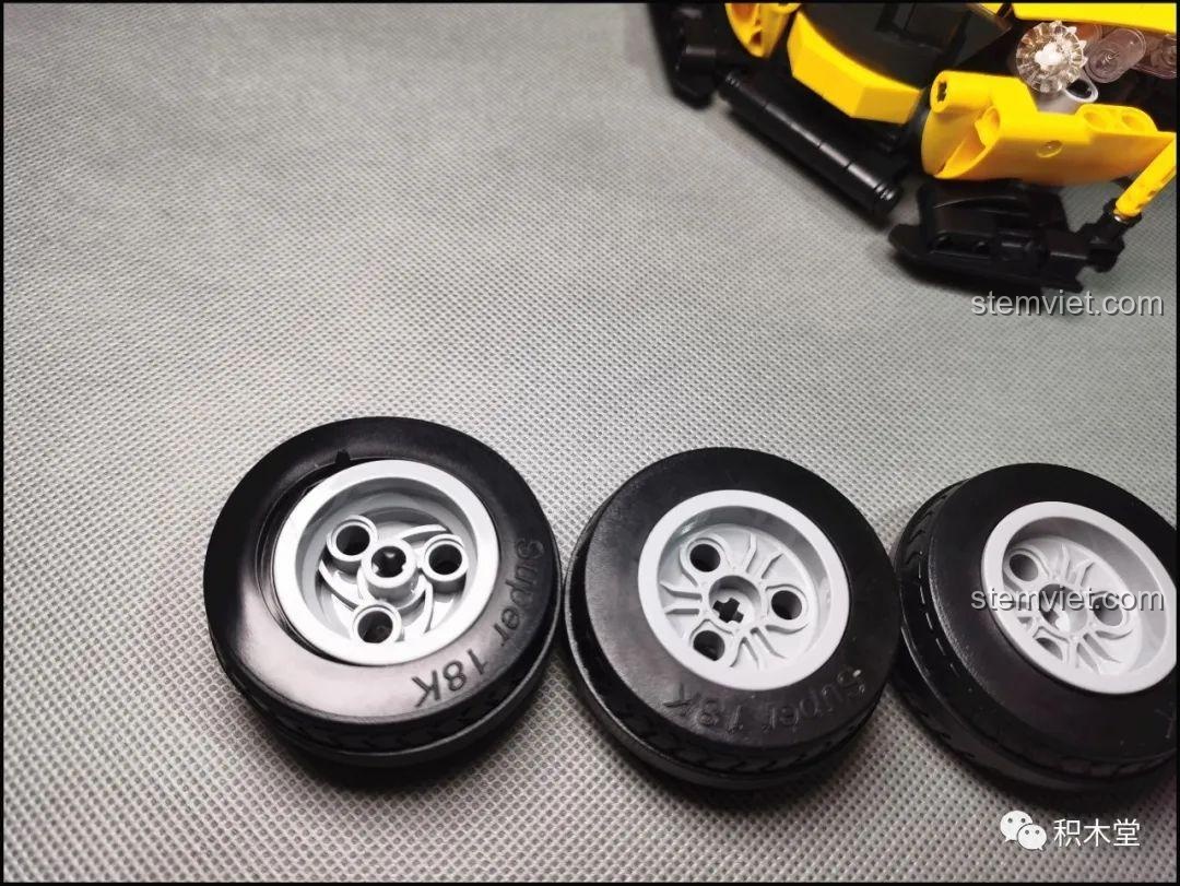 Mô hình hoàn chỉnh của bộ lắp ráp Super 18K K-82 Honda Fit GK-5 Type R màu vàng, nhìn từ góc chéo.