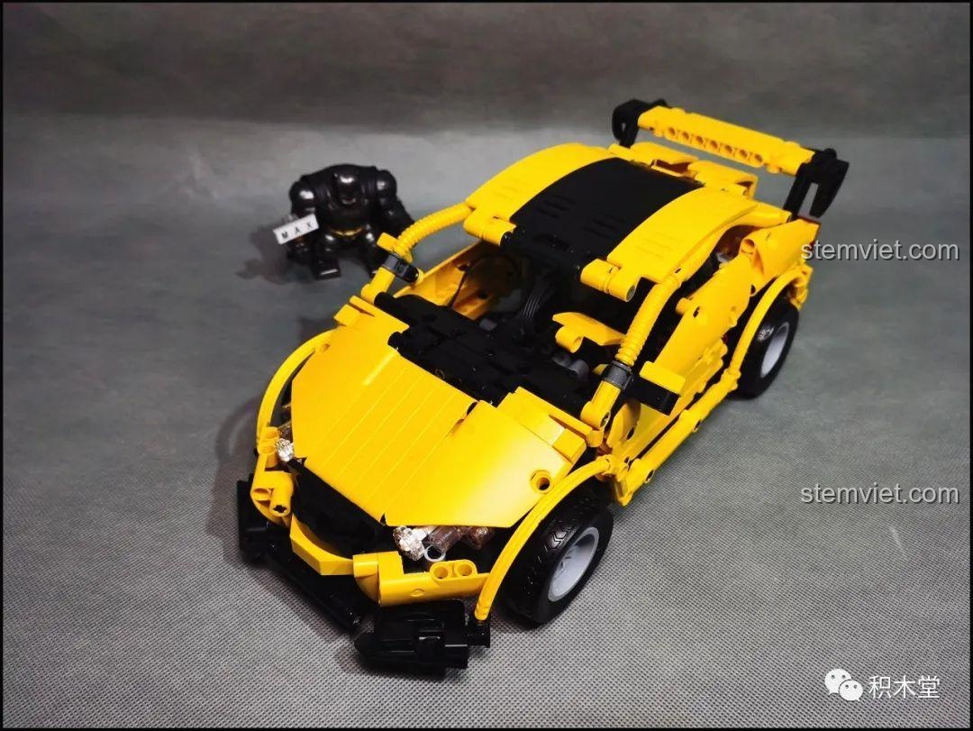 Mô hình hoàn chỉnh của bộ lắp ráp Super 18K K-82 Honda Fit GK-5 Type R nhìn từ phía trước.