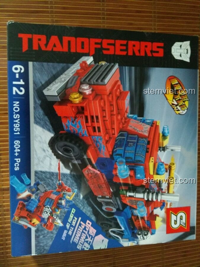 Mặt sau hộp đồ chơi xây dựng Robot Transformer Optimus Prime SY951, hiển thị mô hình xe tải Peterbilt sau khi biến hình.