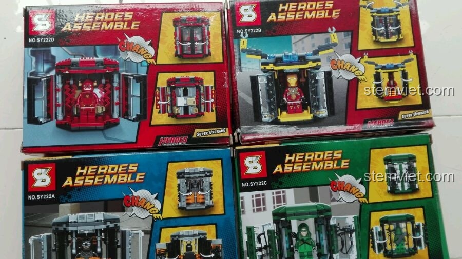Bốn hộp đồ chơi lắp ráp SY222 Khoang Chứa Siêu Anh Hùng Batman, Iron Man, Green Arrow, The Flash xếp cạnh nhau, nhìn từ trên xuống.