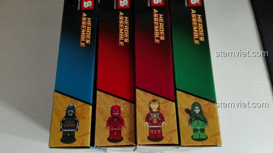 Cận cảnh mặt bên của bốn hộp đồ chơi lắp ráp SY222, hiển thị hình ảnh các minifigure Batman, Flash, Iron Man, Green Arrow.