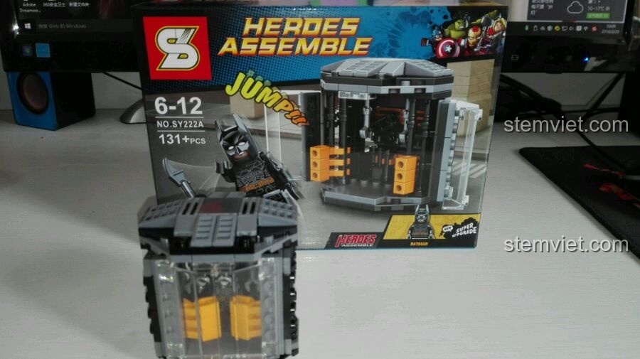 Khoang chứa Batman SY222A đã lắp ráp hoàn chỉnh, đặt trước hộp sản phẩm, thể hiện thiết kế màu xám đen đặc trưng.