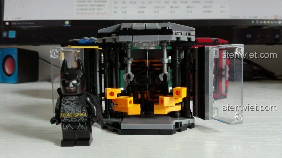 Minifigure Batman đứng cạnh khoang chứa SY222A đã mở, cho thấy kích thước và chi tiết của nhân vật.