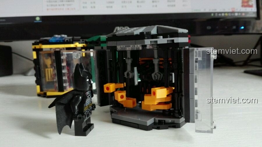 Minifigure Batman nhìn vào khoang chứa SY222A đã mở, thể hiện sự tương tác và chi tiết của bộ lắp ráp.