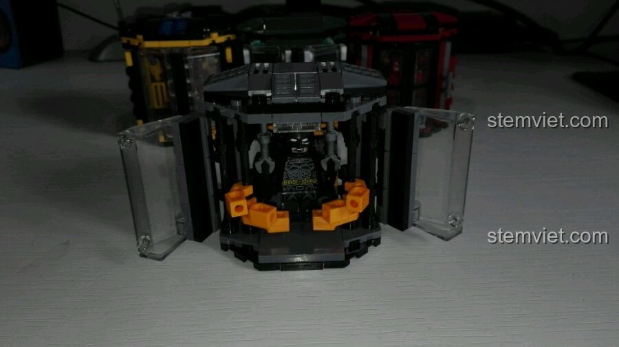 Khoang chứa Batman SY222A mở cửa, hiển thị minifigure Batman bên trong cùng các chi tiết nội thất.