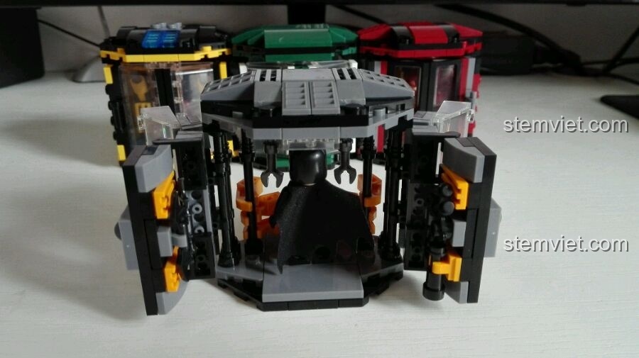 Mặt sau khoang chứa Batman SY222A mở ra, hiển thị các chi tiết bên trong và cơ chế hoạt động.