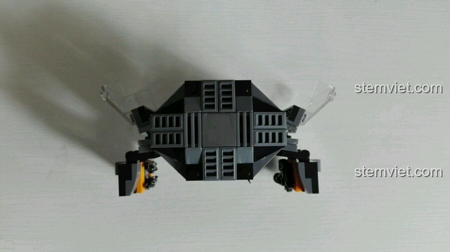 Góc nhìn từ trên xuống của khoang chứa Batman SY222A, thể hiện cấu trúc mái và các chi tiết trên đỉnh.