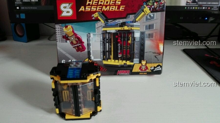 Khoang chứa Iron Man SY222B đã lắp ráp, đặt trước hộp, với tông màu đen vàng và chi tiết xanh trong suốt.