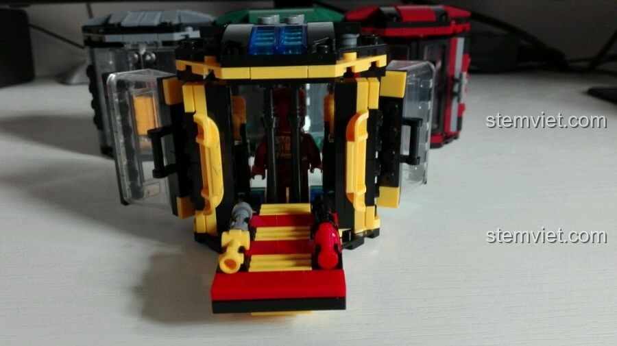 Chi tiết bên trong khoang chứa Iron Man SY222B, bao gồm các công cụ và bệ đỡ cho bộ giáp.