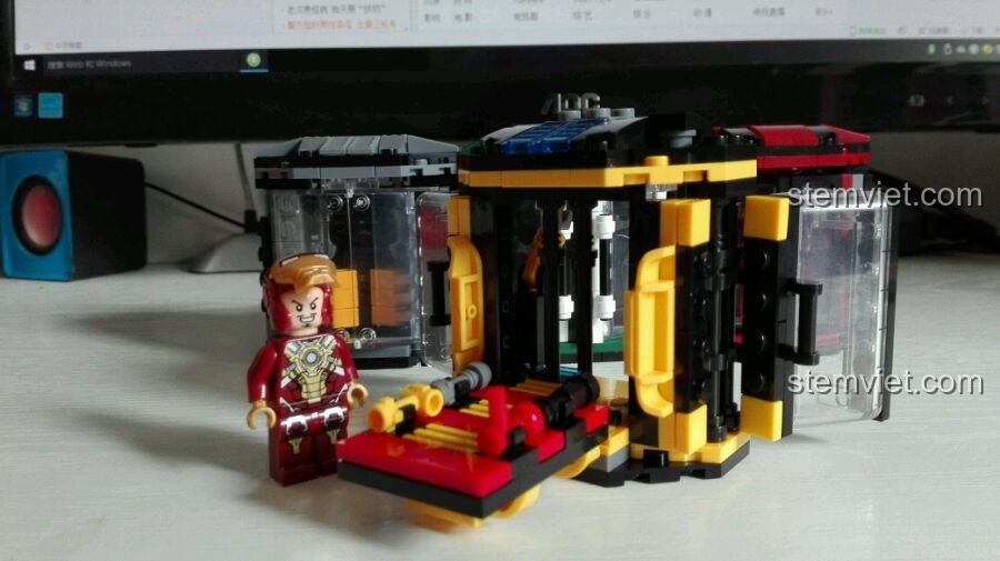 Minifigure Iron Man đứng cạnh khoang chứa SY222B đã mở, cho thấy kích thước và chi tiết của nhân vật.