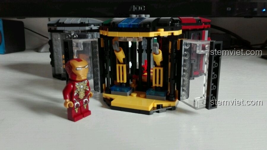Minifigure Iron Man nhìn vào khoang chứa SY222B đã mở, thể hiện sự tương tác và chi tiết của bộ lắp ráp.