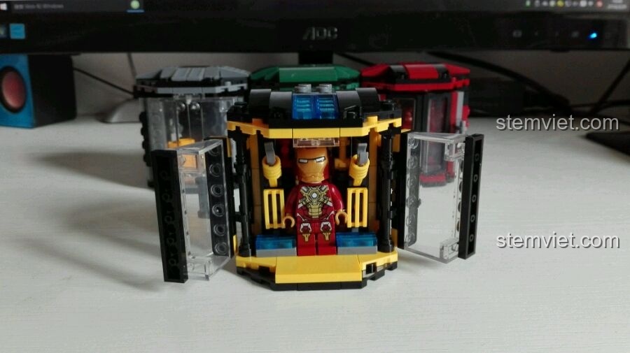 Khoang chứa Iron Man SY222B mở cửa, hiển thị minifigure Iron Man bên trong cùng các chi tiết nội thất công nghệ cao.