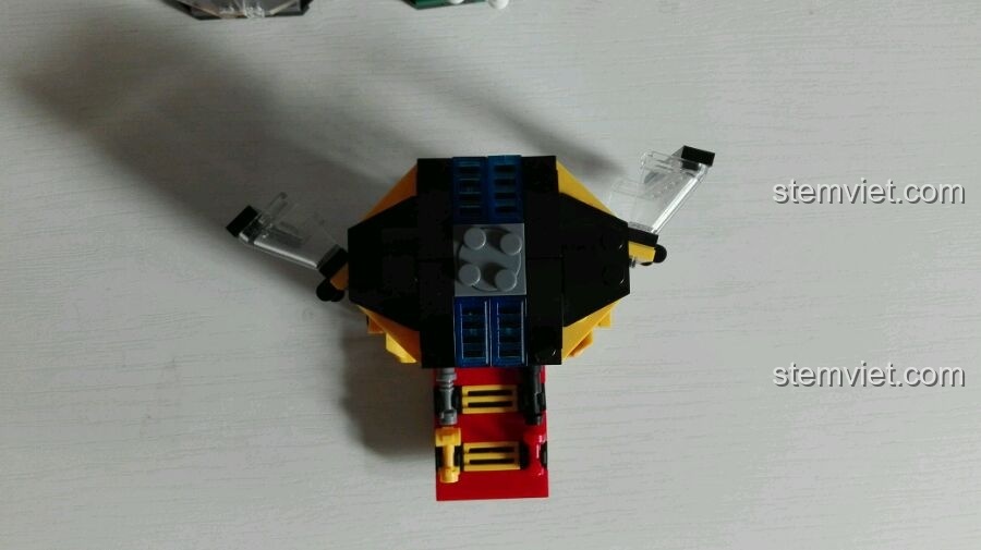 Góc nhìn từ trên xuống của khoang chứa Iron Man SY222B, thể hiện cấu trúc mái và các chi tiết trên đỉnh.