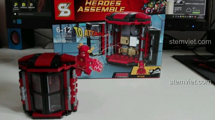 Khoang chứa The Flash SY222D đã lắp ráp, đặt trước hộp, với tông màu đỏ sẫm và đen, cùng biểu tượng tia chớp.