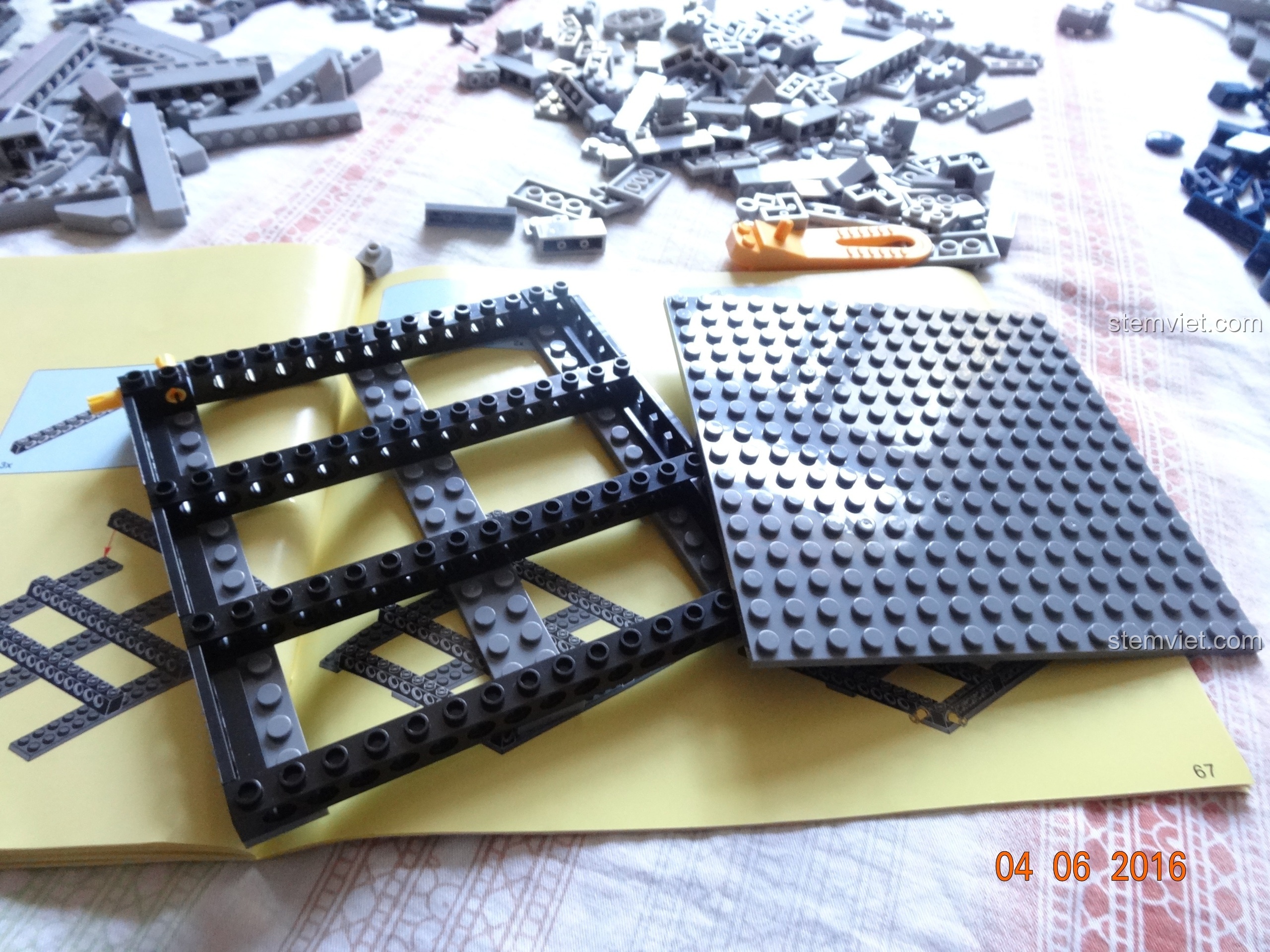 Cận cảnh khu vực thí nghiệm với bình hóa chất trong bộ SY368