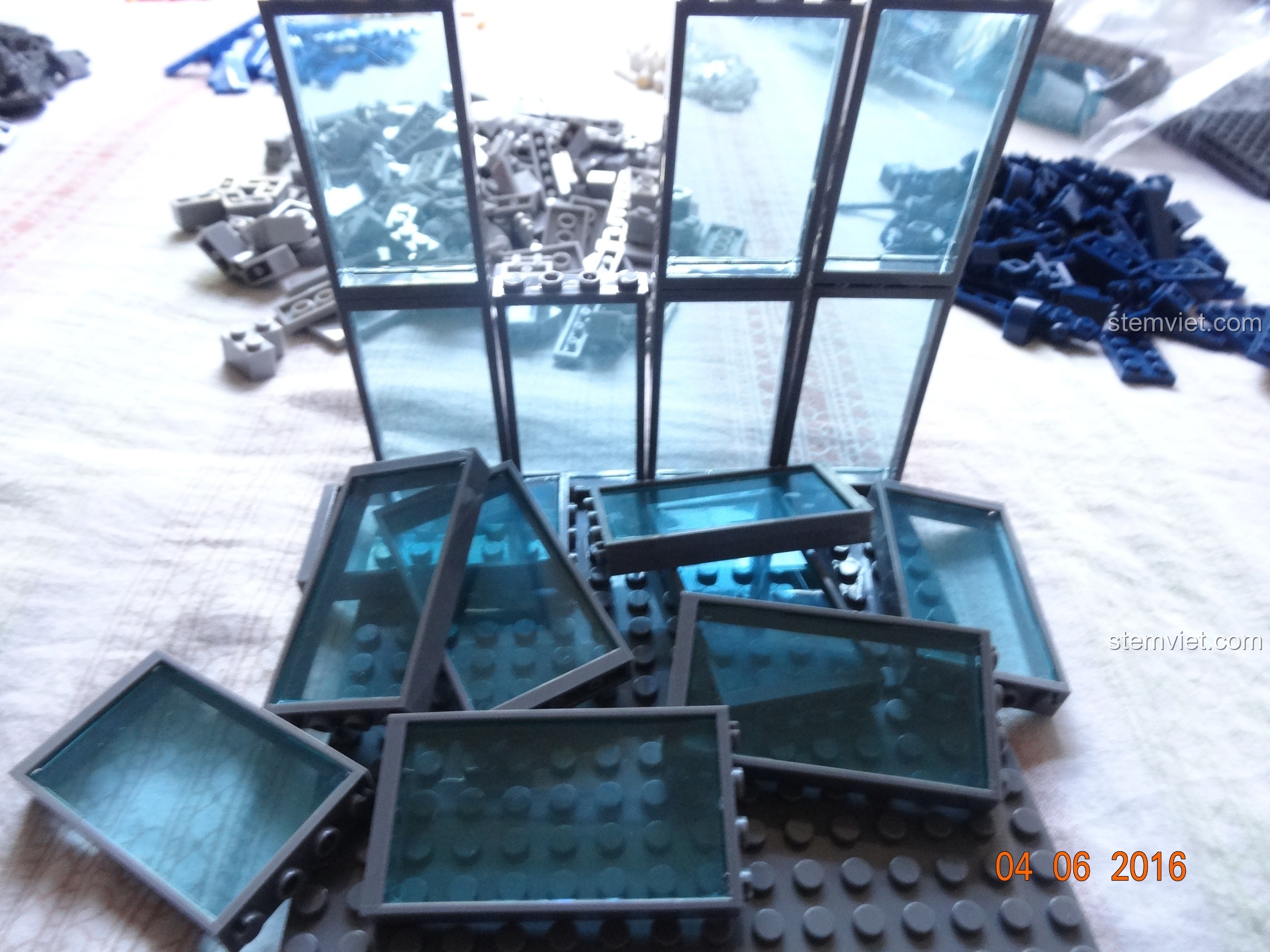 Lắp ráp các chi tiết nhỏ như cần gạt và màn hình trong bộ SY368