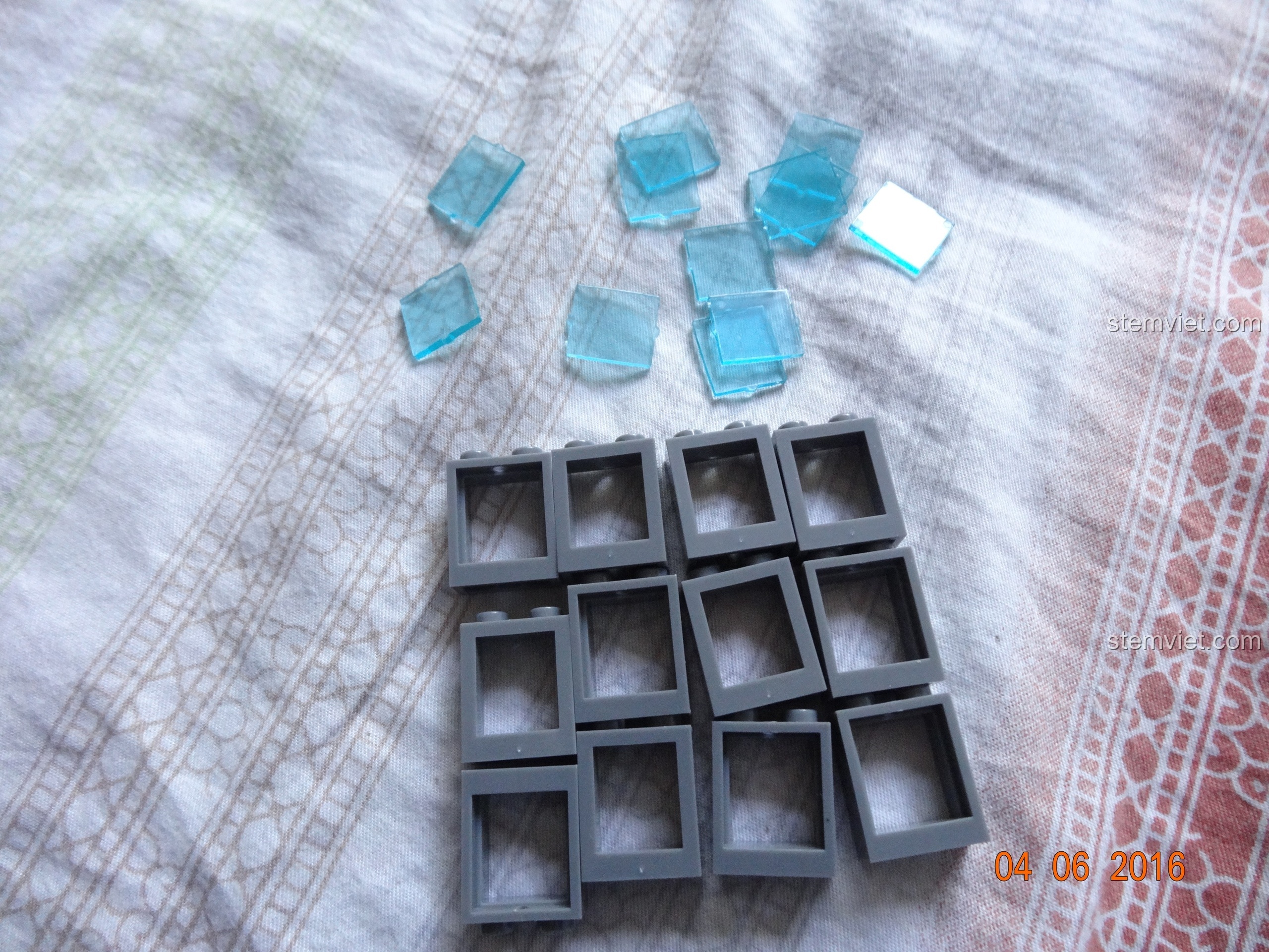 Dán sticker lên mảnh trong suốt để tạo màn hình hiển thị cho bộ lắp ráp SY368