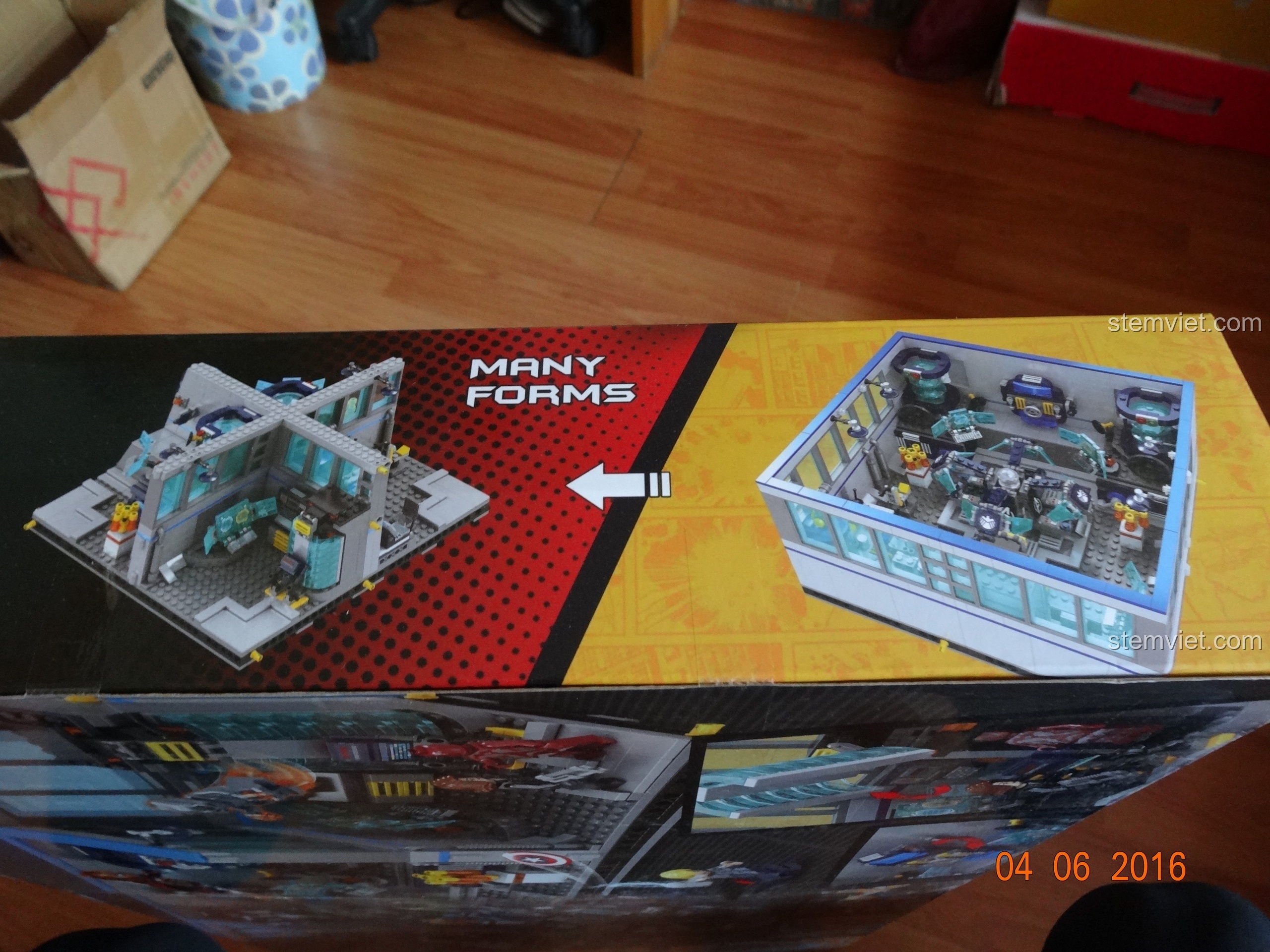 Hai hộp trắng bên trong hộp lớn của bộ lắp ráp SY368 Trụ sở Biệt đội Avengers