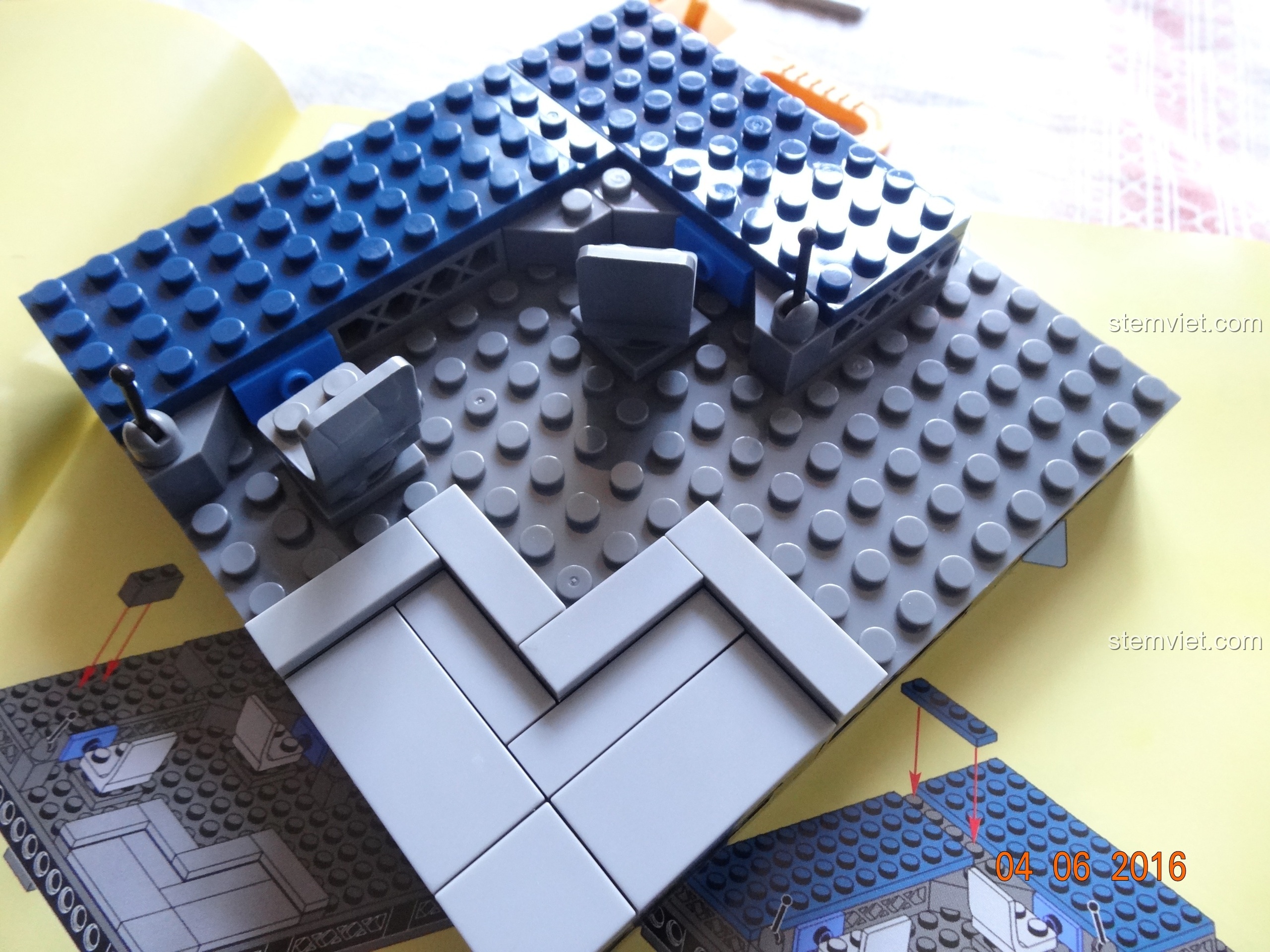 Một khối hộp được hình thành trong quá trình lắp ráp phần ba của bộ SY368